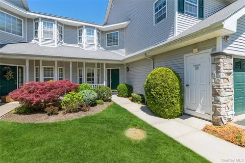 46 Willow Wood Dr #46, Setauket, NY 11733