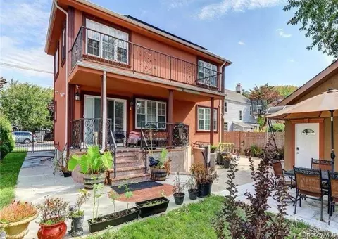 9270 224th St, New York, NY 11428