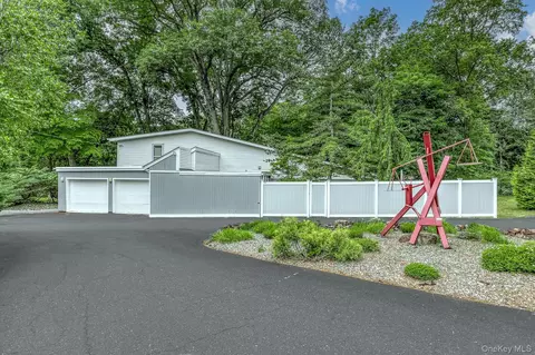 5 S Little Tor Rd, Clarkstown, NY 10956