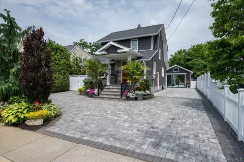 6 Marlboro Pl, Bellmore, NY 11710