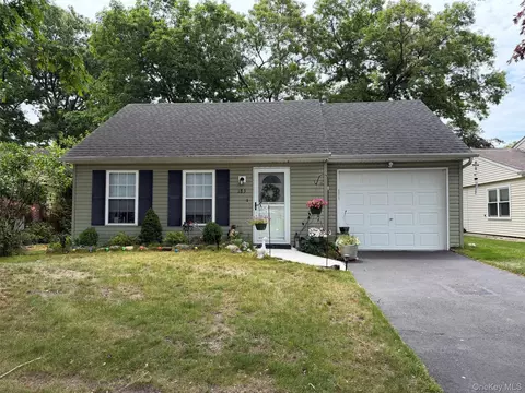 183 Kingston Dr, Ridge, NY 11961