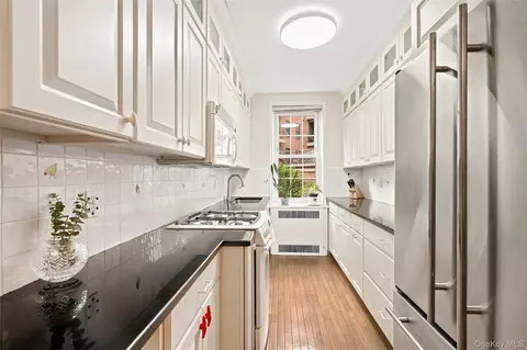 949 Palmer Rd #1R, Bronxville, NY 10708