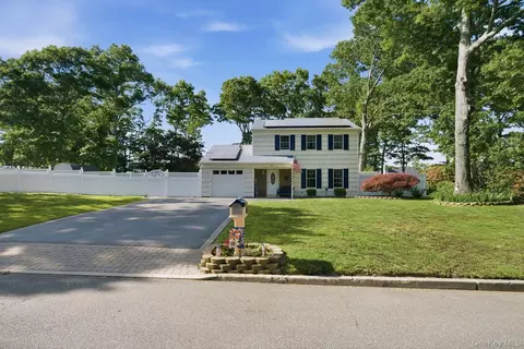 28 Cedar Heights Dr, Ridge, NY 11961