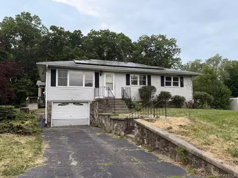 6 Lannis Ave, New Windsor, NY 12553