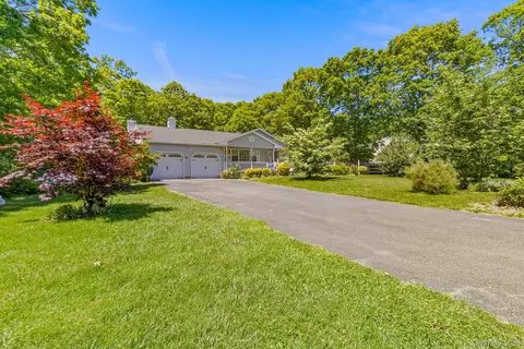 166 Richmond Ave, Medford, NY 11763