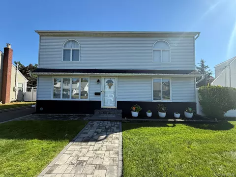 1626 Paula Ln, East Meadow, NY 11554