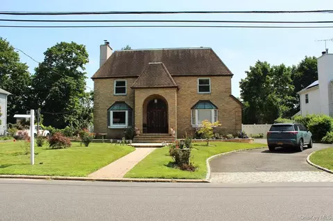 280 Park Ave W, North Hempstead, NY 11590
