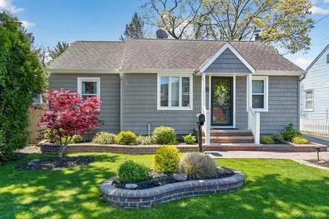 105 N Hamilton Ave, Lindenhurst, NY 11757