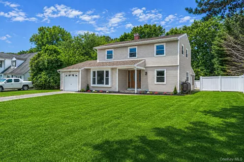 130 Greenbelt Pkwy, Holbrook, NY 11741