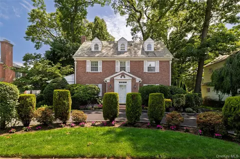 210 Demott Ave, Rockville Centre, NY 11570