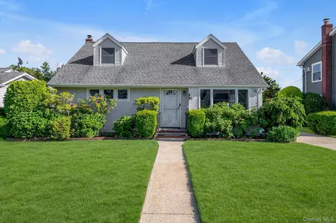 106 Campbell St, North Hempstead, NY 11040