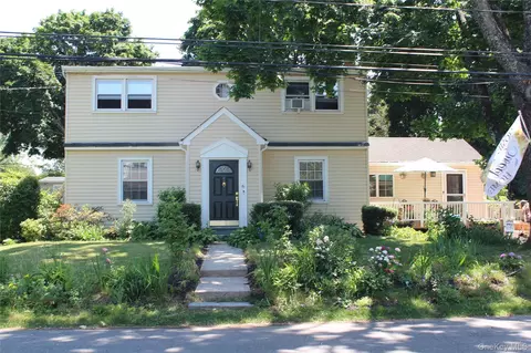 6 Howe St, Huntington Station, NY 11746