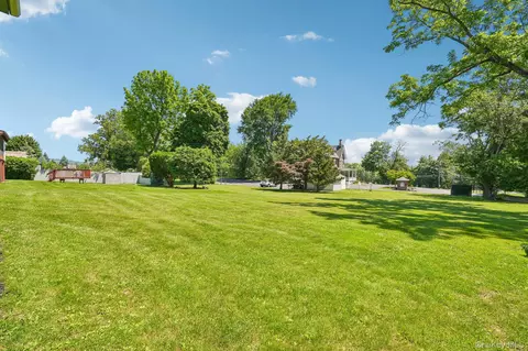 12 Bayview Dr, Stony Point, NY 10980