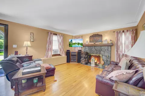 130 Fairfield Ave, North Hempstead, NY 11501