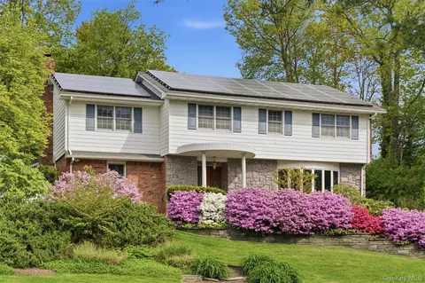 17 Holden Ln, Bayville, NY 11709