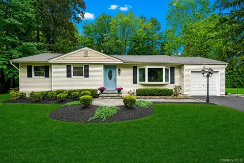 13 Beech St, Clarkstown, NY 10954