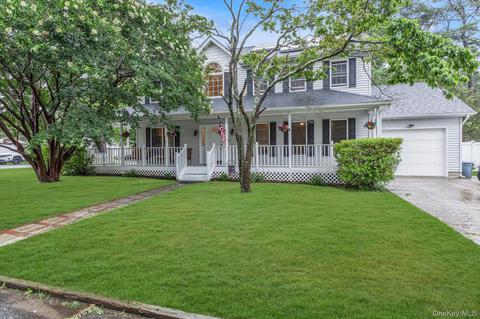 47 Wendy Dr, Farmingville, NY 11738