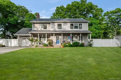7 Maple Ave, Holbrook, NY 11741