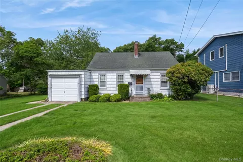 10 Laurel Rd, Lake Ronkonkoma, NY 11779