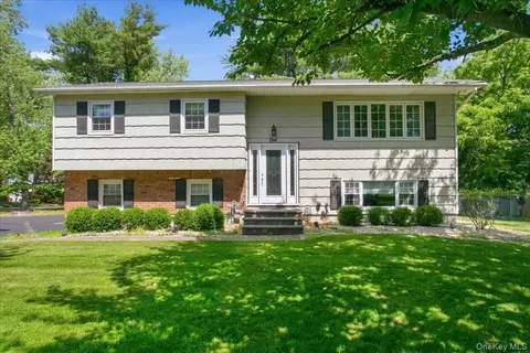1 Saddle Ln, Clarkstown, NY 10956