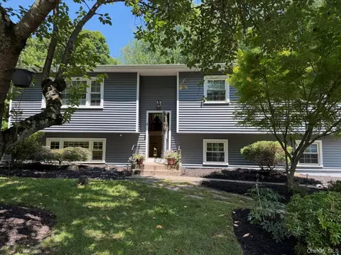 4 Flower Ln, Clarkstown, NY 10989
