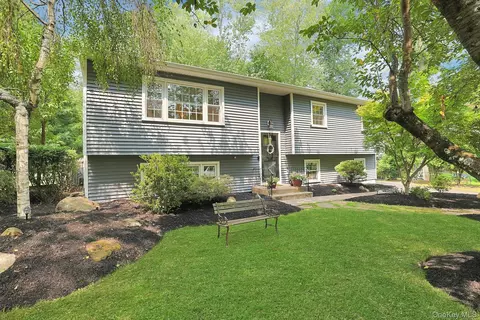 4 Flower Ln, Clarkstown, NY 10989