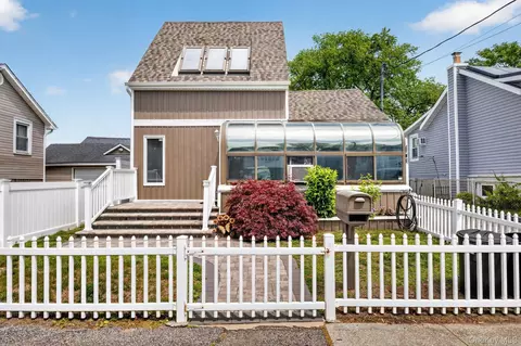 228 W Clearwater Rd, Lindenhurst, NY 11757