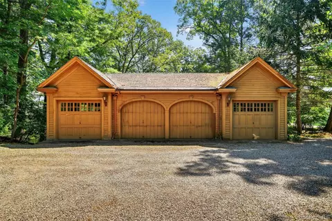 Exterior - 433 Arcady Rd, Yorktown, NY 10562 photo 6 of 7