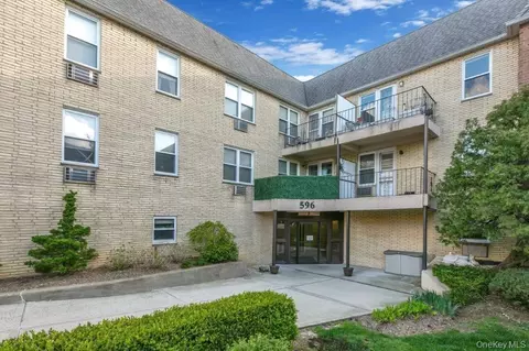 596 Broadway #15A, Hempstead, NY 11563