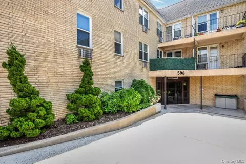 596 Broadway #15A, Hempstead, NY 11563