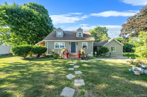 35 Oklahoma Ave, Bay Shore, NY 11706