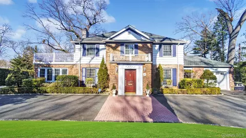 21 Bayview Ave, North Hempstead, NY 11021