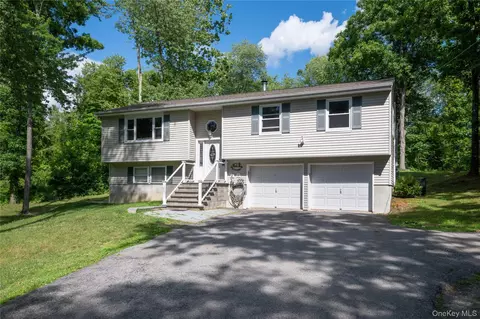 46 Rogers Rd, Hyde Park, NY 12538
