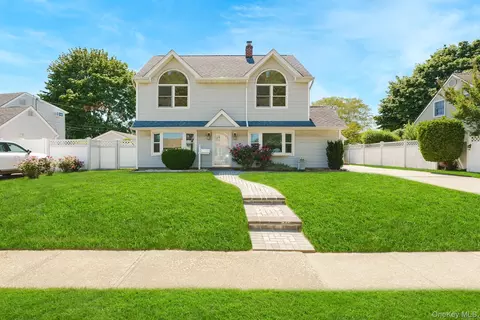 130 Coach Ln, Levittown, NY 11756