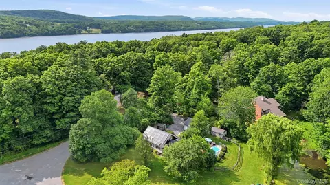 2 Maple Ln, Hyde Park, NY 12538