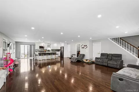 Entry Way - 663 Arthur St, Baldwin, NY 11510 photo 2 of 2