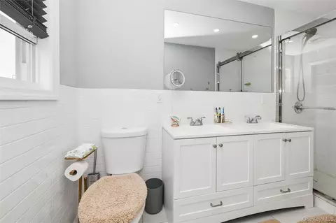Bath - 663 Arthur St, Baldwin, NY 11510 photo 2 of 3