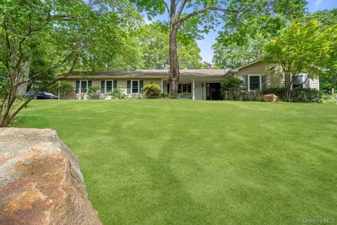 9 Dillmont Dr, Smithtown, NY 11787