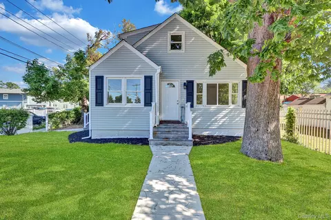 863 Prospect Ave, North Hempstead, NY 11590