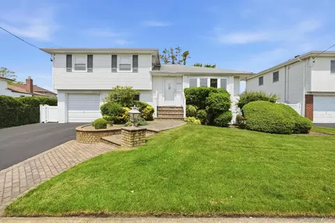 2367 Aron Dr E, Seaford, NY 11783