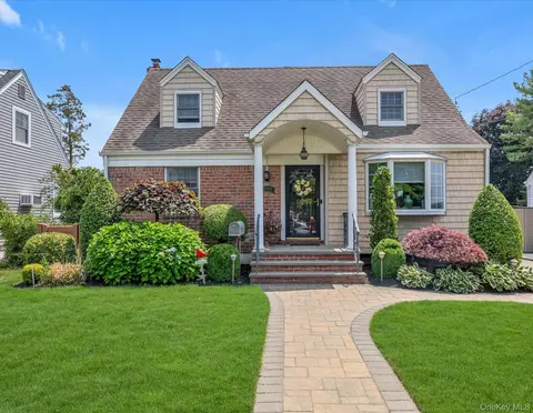 2163 Spruce St, Wantagh, NY 11793