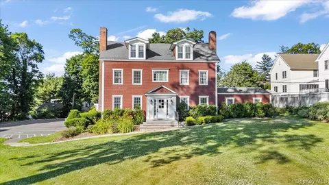 68 Nassau Rd, Huntington, NY 11743