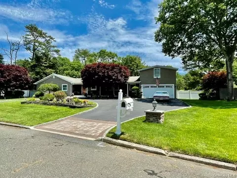 5 Jacqueline Ct, Port Jefferson Station, NY 11776