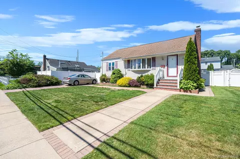 52 Eastlake Ave, Massapequa Park, NY 11762