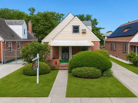 7618 172nd St, New York, NY 11366