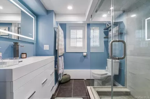 Bath - 323 E Walnut St, Long Beach, NY 11561 photo 3 of 4