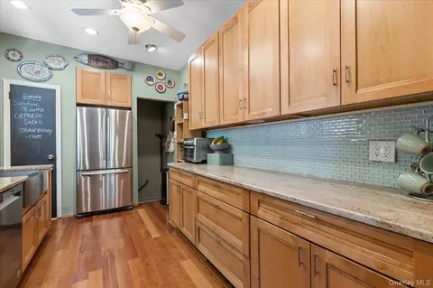 Kitchen - 323 E Walnut St, Long Beach, NY 11561 photo 4 of 6