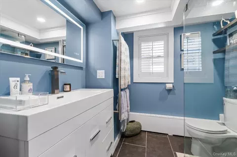Bath - 323 E Walnut St, Long Beach, NY 11561 photo 4 of 4