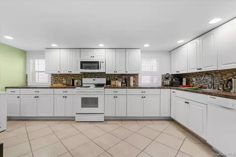Kitchen - 323 E Walnut St, Long Beach, NY 11561 photo 6 of 6