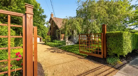 330 S Country Rd, Brookhaven, NY 11719